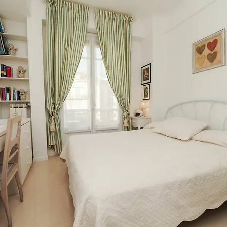 Flora Apartment Nice