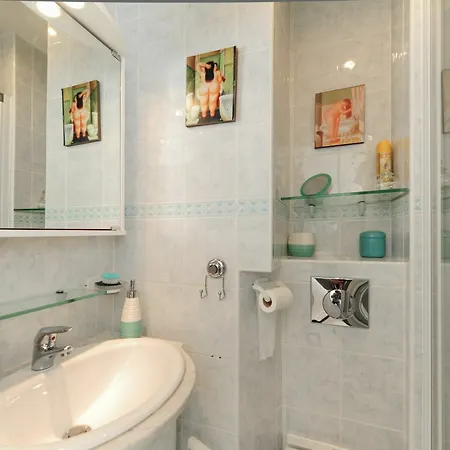 Flora Apartment *
